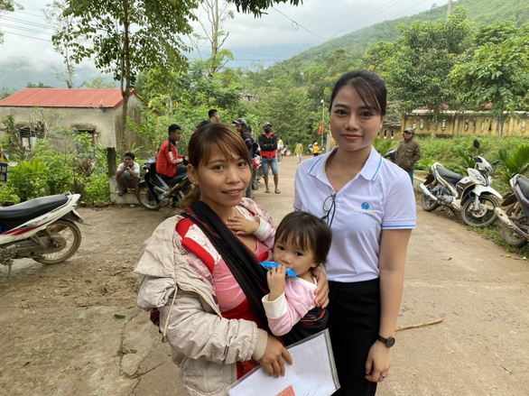 Người dân vùng lũ Quảng Trị nhận quà cứu trợ từ Quỹ HOPE và Công ty Vịnh Thiên Đường - Ảnh 1. Người dân vùng lũ Quảng Trị nhận quà cứu trợ từ Quỹ HOPE và Công ty Vịnh Thiên Đường - Ảnh 1.
