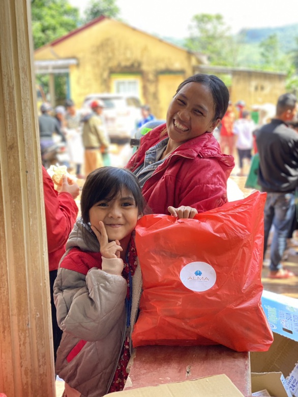 Người dân vùng lũ Quảng Trị nhận quà cứu trợ từ Quỹ HOPE và Công ty Vịnh Thiên Đường - Ảnh 3. Người dân vùng lũ Quảng Trị nhận quà cứu trợ từ Quỹ HOPE và Công ty Vịnh Thiên Đường - Ảnh 3.