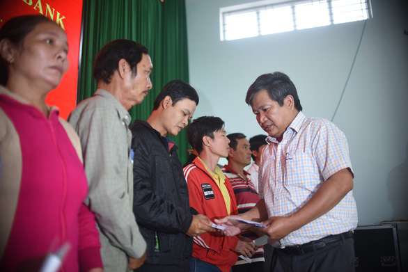 Tặng quà, động viên cho 40 gia đình ngư dân Bình Định gặp nạn trên biển - Ảnh 1.