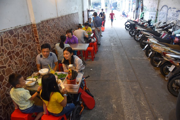 Mùi hoa hồi rất phở bên lề đường Sài Gòn, bạn đã thử chưa? - Ảnh 1. Mùi hoa hồi rất phở bên lề đường Sài Gòn, bạn đã thử chưa? - Ảnh 1.