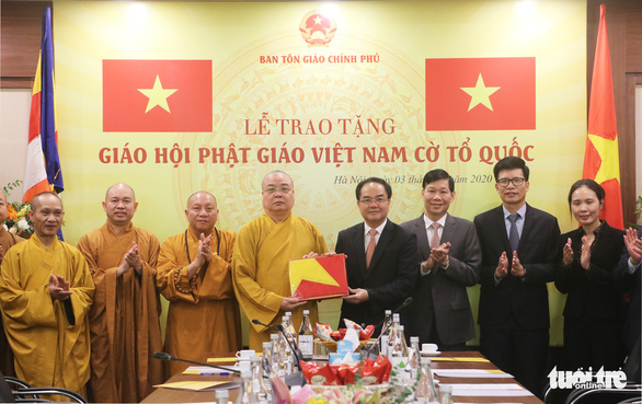 Lễ trao cờ Tổ quốc kỷ niệm 39 năm thành lập Trung ương Giáo hội Phật giáo Việt Nam - Ảnh 1.