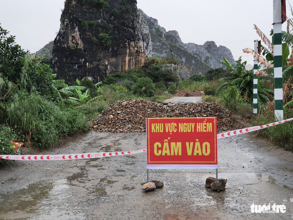 Hố tử thần rộng cả trăm m2, nuốt chửng nhiều cây trồng - Ảnh 3.