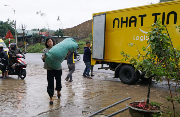 Không quản ngại việc nặng, đi đến vùng sâu vùng xa - Ảnh 1.