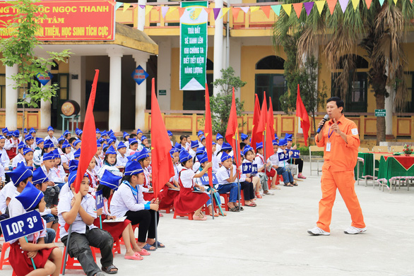 Tháng tri ân khách hàng, EVNNPC hỗ trợ đồng bào bị ảnh hưởng lũ lụt - Ảnh 1.