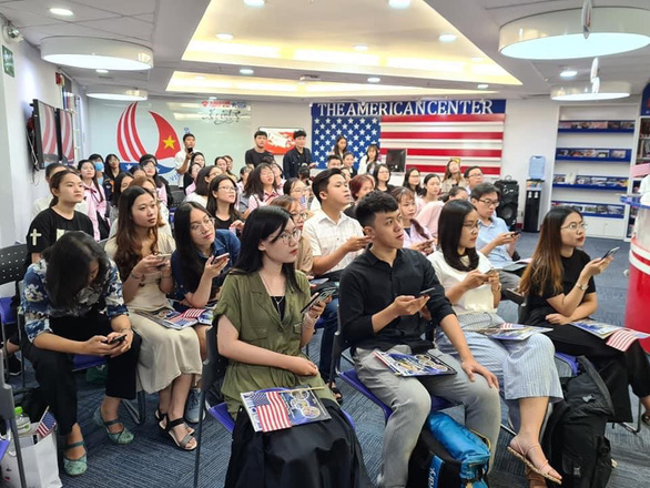 Người Mỹ ở Việt Nam hồi hộp chờ kết quả bầu cử tổng thống - Ảnh 7.