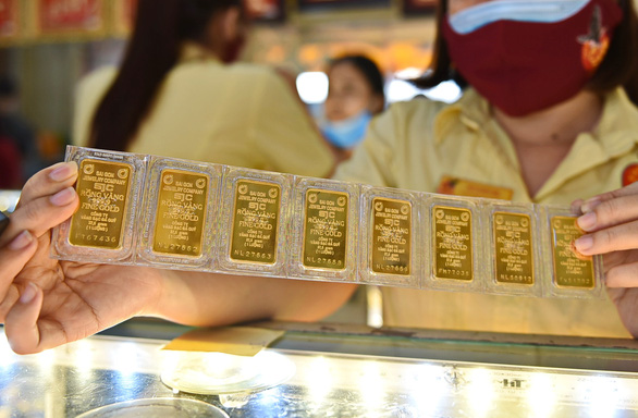 Mỗi ngày hơn 3.000 lượng vàng bán ra ở Sài Gòn - Ảnh 1.