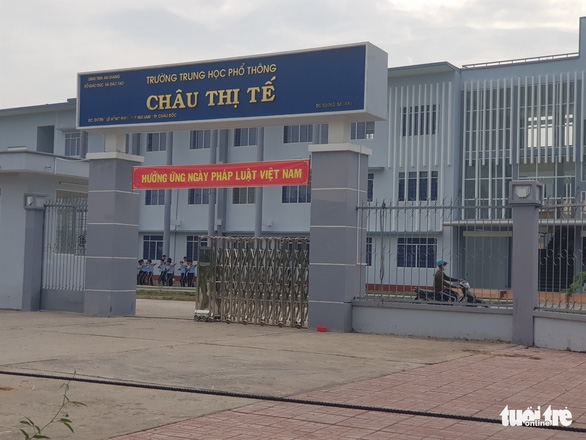 Học trò đánh nhau bầm dập, trường không hay biết - Ảnh 2.