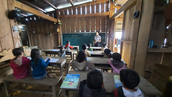 Điểm trường Tắk Pổ hư hỏng vì bão, giáo viên mượn nhà dân dạy học tạm thời - Ảnh 1.