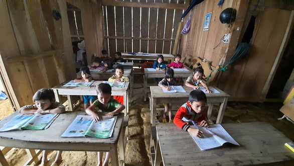 Điểm trường Tắk Pổ hư hỏng vì bão, giáo viên mượn nhà dân dạy học tạm thời - Ảnh 2.