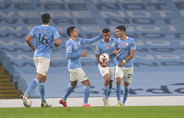 De Bruyne đá hỏng penalty, Man City bị Liverpool cầm chân - Ảnh 2. De Bruyne đá hỏng penalty, Man City bị Liverpool cầm chân - Ảnh 2.