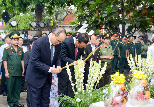 Lãnh đạo TP.HCM dâng hương tưởng niệm cố Chủ tịch nước, Đại tướng Lê Đức Anh - Ảnh 2.