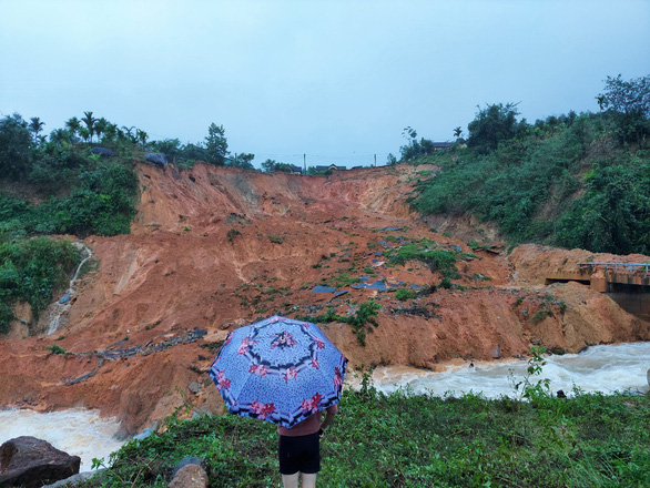 Quảng Ngãi: Sạt lở chặn cả dòng suối, đe dọa một khu tái định cư - Ảnh 1.