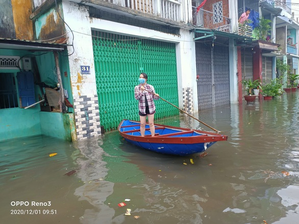 Mưa lớn, hồ xả lũ, một số khu vực tại Tam Kỳ ngập nặng, dân dùng thuyền đi lại - Ảnh 4. Mưa lớn, hồ xả lũ, một số khu vực tại Tam Kỳ ngập nặng, dân dùng thuyền đi lại - Ảnh 4.