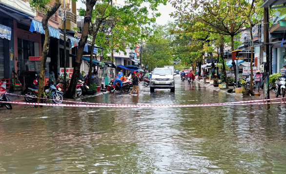 Mưa lớn, hồ xả lũ, một số khu vực tại Tam Kỳ ngập nặng, dân dùng thuyền đi lại - Ảnh 3. Mưa lớn, hồ xả lũ, một số khu vực tại Tam Kỳ ngập nặng, dân dùng thuyền đi lại - Ảnh 3.