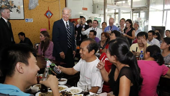 Quán mì ông Biden từng ăn ở Bắc Kinh 9 năm trước nay nổi như cồn, thêm món ăn 'Biden' thumbnail