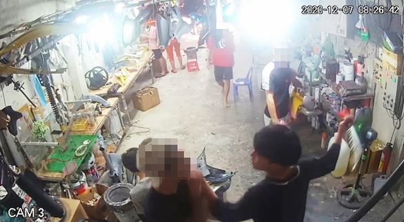 Nói đùa bí hiểm, nam thanh niên bị đồng nghiệp chém nhập viện - Ảnh 1. Nói đùa bí hiểm, nam thanh niên bị đồng nghiệp chém nhập viện - Ảnh 1.