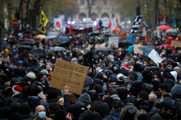 Biểu tình chống dự luật an ninh ở Pháp, gần 150 người bị bắt - Ảnh 1.