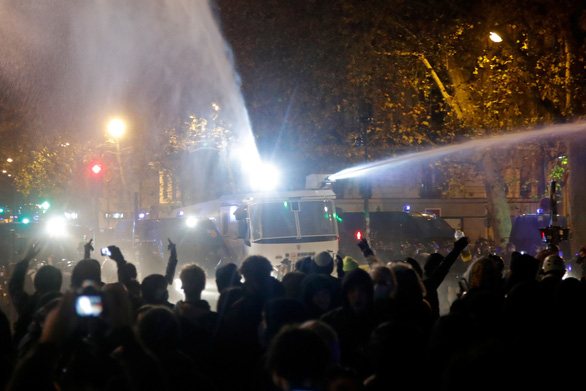 Biểu tình chống dự luật an ninh ở Pháp, gần 150 người bị bắt - Ảnh 2.