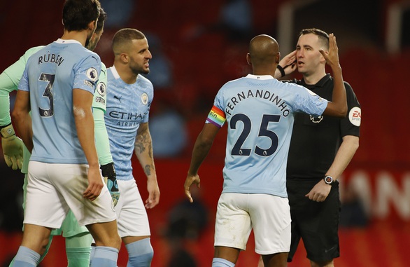 ‘Man đỏ’ và ‘Man xanh’ bất phân thắng bại tại Old Trafford - Ảnh 3. ‘Man đỏ’ và ‘Man xanh’ bất phân thắng bại tại Old Trafford - Ảnh 3.