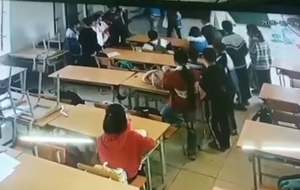 Cha học sinh lao vào lớp đấm đá một học sinh lớp 6 đánh nhau với con mình - Ảnh 1.