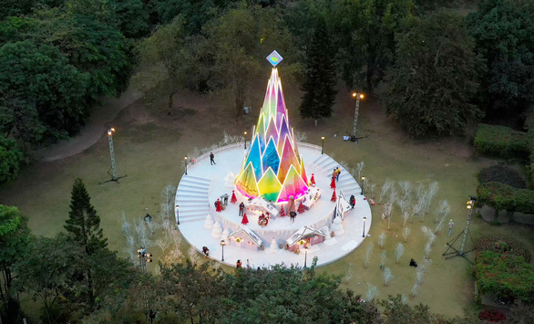 Giáng sinh ‘tuyết trắng’ cùng búp măng Noel khổng lồ ở Ecopark - Ảnh 1.