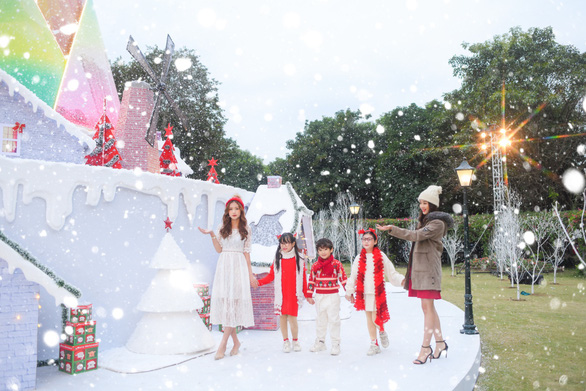 Giáng sinh ‘tuyết trắng’ cùng búp măng Noel khổng lồ ở Ecopark - Ảnh 8.