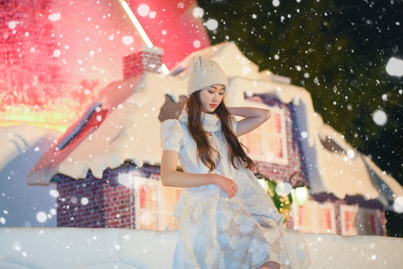 Giáng sinh ‘tuyết trắng’ cùng búp măng Noel khổng lồ ở Ecopark - Ảnh 10.