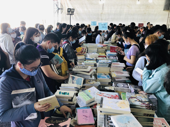 Giới trẻ TP.HCM chen chân mua sách 49.000 đồng/kg - Ảnh 2.