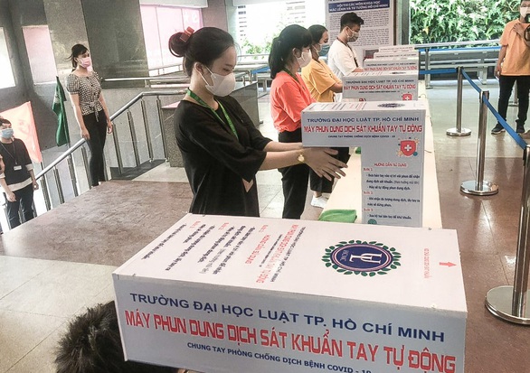 Nhiều trường ĐH cho sinh viên nghỉ vì nam tiếp viên và giáo viên tiếng Anh nhiễm COVID-19 - Ảnh 2. Nhiều trường ĐH cho sinh viên nghỉ vì nam tiếp viên và giáo viên tiếng Anh nhiễm COVID-19 - Ảnh 2.