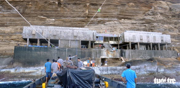 The waves hit the Hon Hai lighthouse station office, two employees fell into the sea missing - Photo 2.