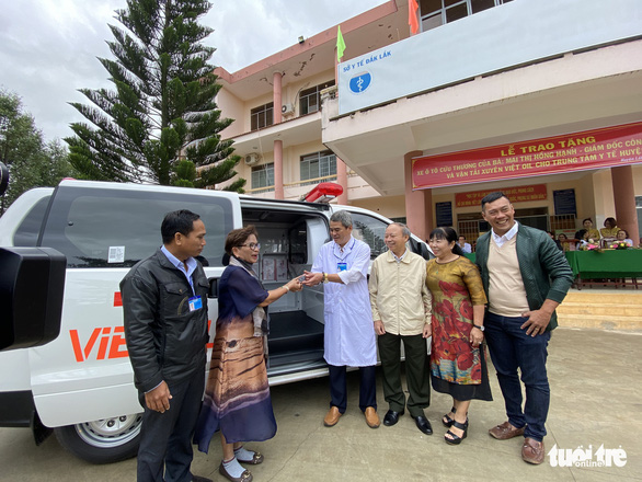 Trao xe cứu thương cho huyện vùng sâu Đắk Lắk - Ảnh 2.