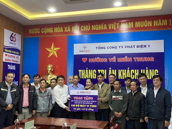 EVN trao tặng 100 máy tính cho trường học vùng sạt lở núi, lũ quét Quảng Nam - Ảnh 1. EVN trao tặng 100 máy tính cho trường học vùng sạt lở núi, lũ quét Quảng Nam - Ảnh 1.