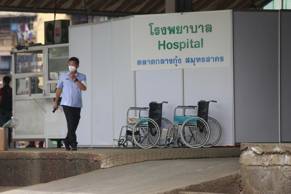 Người Thái chặn xe quân đội, phản đối mở bệnh viện dã chiến tại ổ dịch Samut Sakhon - Ảnh 1.