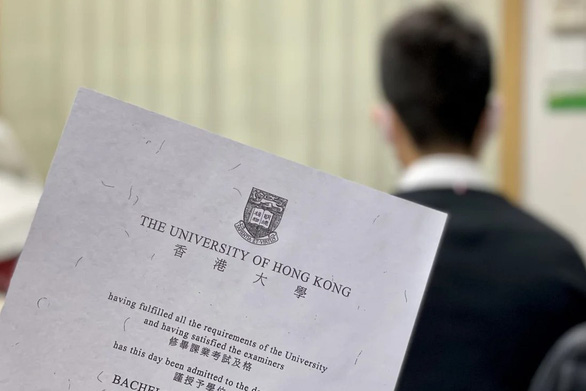 Giáo viên Hong Kong bị đòi lại lương vì dạy không đúng chuyên môn bằng cấp - Ảnh 1.