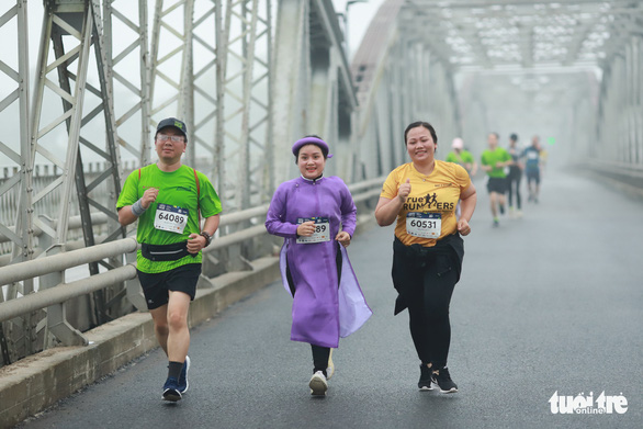 Wearing ao dai running marathon in Hue: not sporty, offensive?  - Photo 2.