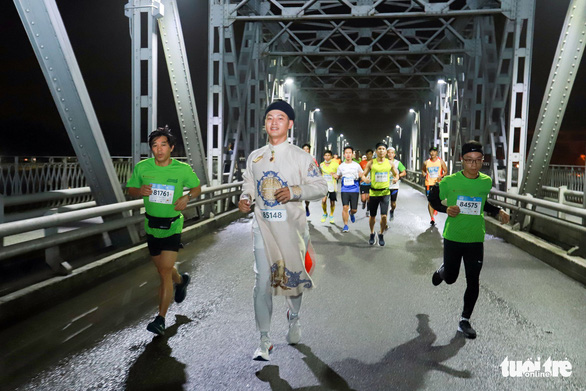 Wearing ao dai running marathon in Hue: not sporty, offensive?  Photo 3.