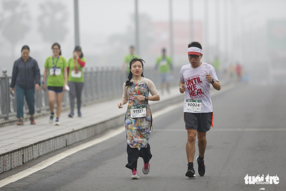 Wearing ao dai running marathon in Hue: not sporty, offensive?  Photo 1.