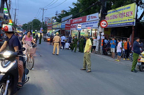 Camera ghi cảnh nam thanh niên đứng bên đường lao vào gầm xe buýt tử vong - Ảnh 2.