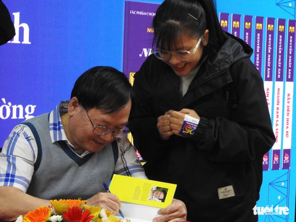 ‘Kính vạn hoa’ của Nguyễn Nhật Ánh từng được giao sứ mệnh cạnh tranh với Doraemon - Ảnh 1.