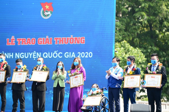 ‘Xương thủy tinh’ Ngọc Tâm nhận giải thưởng Tình nguyện quốc gia năm 2020 - Ảnh 2. ‘Xương thủy tinh’ Ngọc Tâm nhận giải thưởng Tình nguyện quốc gia năm 2020 - Ảnh 2.