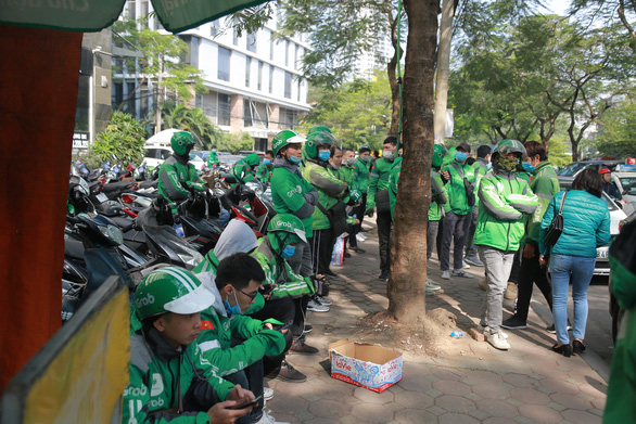 Hundreds of drivers turn off the application and gather in front of the Grab headquarters to protest against the rate increase - Photo 2.