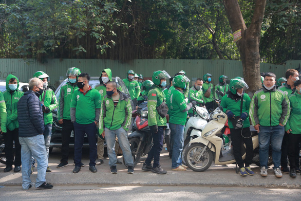 Hundreds of drivers turn off the application and gather in front of the Grab headquarters to protest against the rate increase - Photo 1.