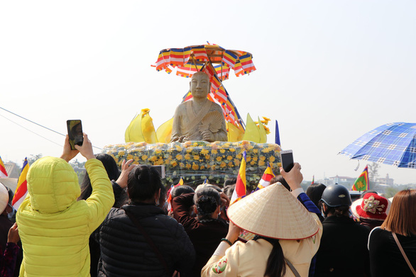 Rước tượng Phật hoàng Trần Nhân Tông vượt 2.000km từ Nam Định đến Tiền Giang - Ảnh 1.