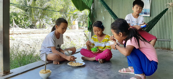 Những đứa trẻ chỉ muốn mãi được tới trường - Ảnh 2.