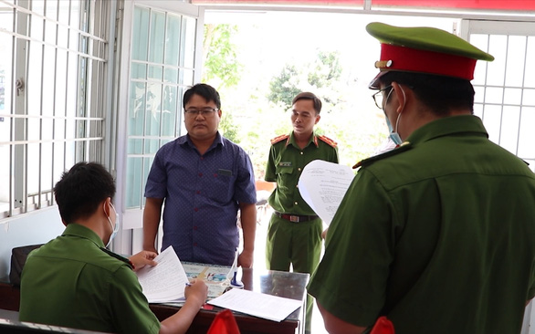 Bắt hai cựu lãnh đạo chi nhánh ngân hàng gây thiệt hại nhiều tỉ - Ảnh 1.