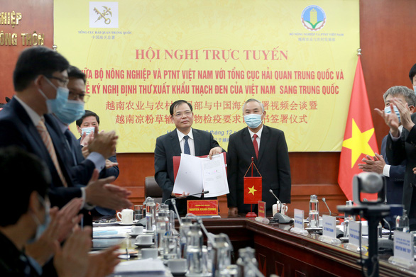 Việt Nam - Trung Quốc thiết lập đường dây nóng giải quyết ùn tắc nông sản - Ảnh 2.
