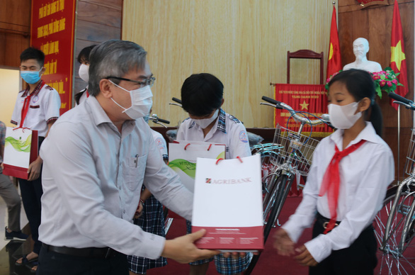 300 học sinh khó khăn Kiên Giang nhận học bổng ‘Gieo mầm tri thức’ - Ảnh 2. 300 học sinh khó khăn Kiên Giang nhận học bổng ‘Gieo mầm tri thức’ - Ảnh 2.