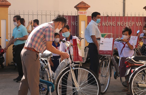 300 học sinh khó khăn Kiên Giang nhận học bổng ‘Gieo mầm tri thức’ - Ảnh 4. 300 học sinh khó khăn Kiên Giang nhận học bổng ‘Gieo mầm tri thức’ - Ảnh 4.