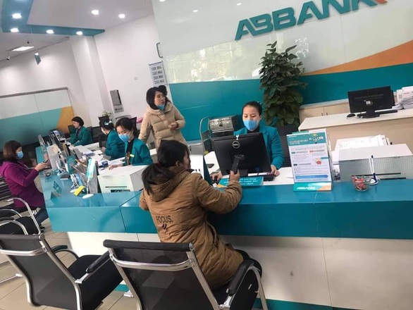 Ngân hàng Nhà nước: đến ngân hàng giao dịch không phải tháo khẩu trang - Ảnh 1. Ngân hàng Nhà nước: đến ngân hàng giao dịch không phải tháo khẩu trang - Ảnh 1.