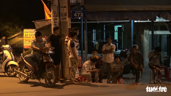 CSCĐ năn nỉ dân không tập trung nơi vây bắt kẻ xả súng ở Củ Chi - Ảnh 1. CSCĐ năn nỉ dân không tập trung nơi vây bắt kẻ xả súng ở Củ Chi - Ảnh 1.